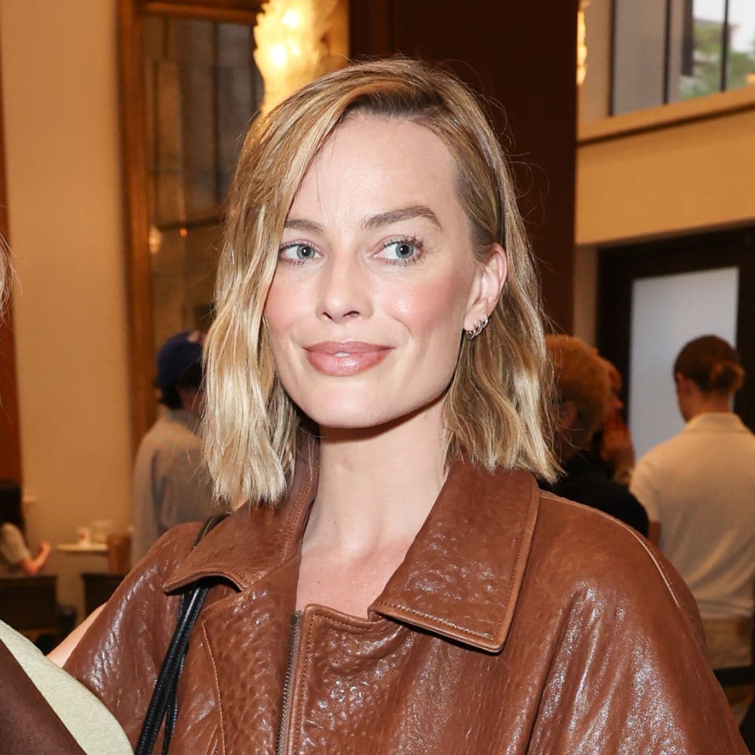  A $6,100 Chanel Bag Transforms Margot Robbie's "Controversial" Color Combo Rewear 